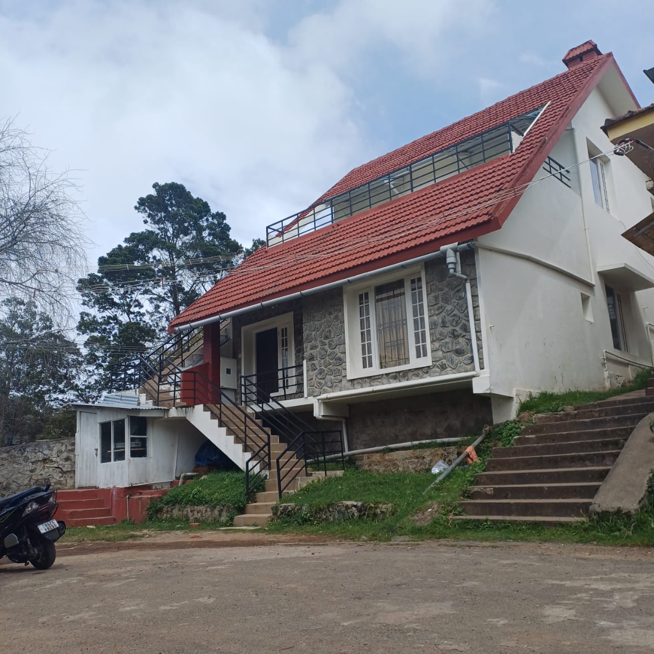 Waran Cottage Five Bedroom Cottage hotel in kodaikanal | Cottage room